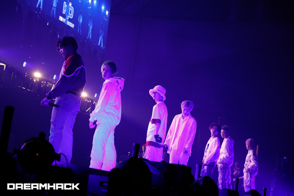 「iCON Z」から誕生したKID PHENOMENON、白基調のステージ衣装で「DreamHack Japan」を盛り上げる＜DreamHack Japan 2023＞