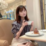 佐藤かれん、超ミニスカートから太ももチラ見せ