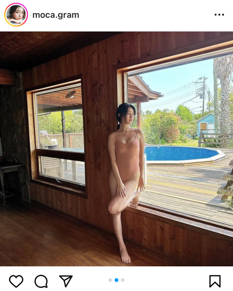 橋本萌花、ヌーディーカラーの水着をセクシーに着こなし