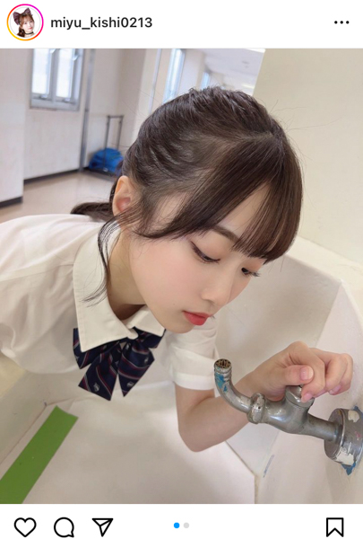 #ババババンビ・岸みゆ「一緒に青春しよ」、制服姿で水を飲む仕草が可愛すぎる！