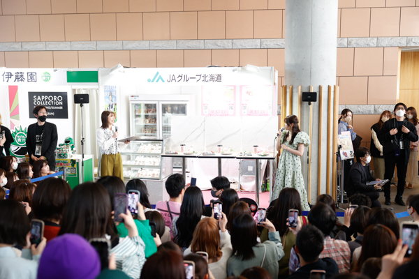 【写真特集】鈴木愛理、ライトグリーンのロングワンピースで北海道愛を語る！ 「空気まで美味しくて、もう胃袋が足りない！」＜札幌コレクション 2023 SPRING/SUMMER＞