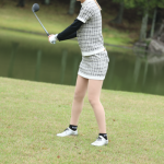 【動画】新井美穂、ミニスカゴルフウェアで大栄カントリー倶楽部女子研修会の今後の目標語る！