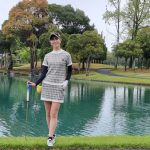 【動画】新井美穂、ミニスカゴルフウェアで大栄カントリー倶楽部のコースの魅力語る！「庭園の名物ホールで池が綺麗」