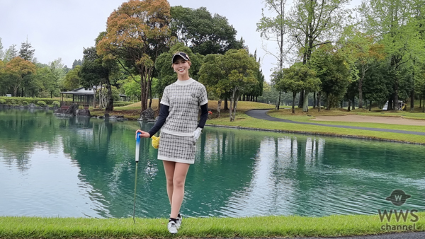 【動画】新井美穂、ミニスカゴルフウェアで大栄カントリー倶楽部のコースの魅力語る！「庭園の名物ホールで池が綺麗」