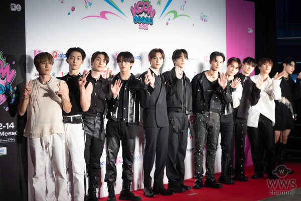 【動画】INI、カジュアルなデニム衣装でレッドカーペットに登場！＜KCON JAPAN 2023＞