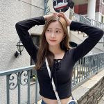 松川星、ヘソだしコーデで休日を満喫「おへそ可愛い〜」「スタイル抜群やね、、」とファン歓喜