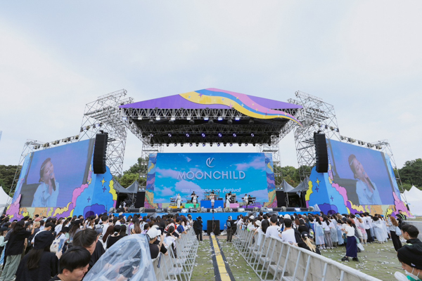 【ライブレポート】MOONCHILD、ヘルシーな白衣装で韓国「2023 Weverse Con Festival」2日目に登場！オーディション課題曲『CHILI CHOCOLATE』を歌唱