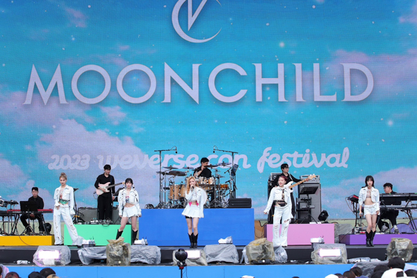 【ライブレポート】MOONCHILD、ヘルシーな白衣装で韓国「2023 Weverse Con Festival」2日目に登場！オーディション課題曲『CHILI CHOCOLATE』を歌唱