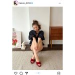 板野友美、わかってるけど安心できない！赤パンツスタイルで美脚全開！