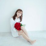 今井優里、セクシーな彼シャツショットで魅せる透明美脚！