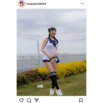石井ひなこ、セーラー服風コスで笑顔のパンチラ