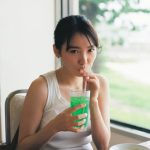 飯豊まりえ、濡れシャツ姿ではしゃぎ満面笑み！デビュー15周年記念写真集発売決定
