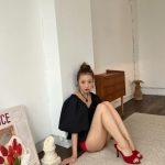 板野友美、わかってるけど安心できない！赤パンツスタイルで美脚全開！