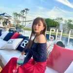 松本まりか、肩出しのオフショルドレスを優雅に着こなし