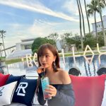 松本まりか、肩出しのオフショルドレスを優雅に着こなし