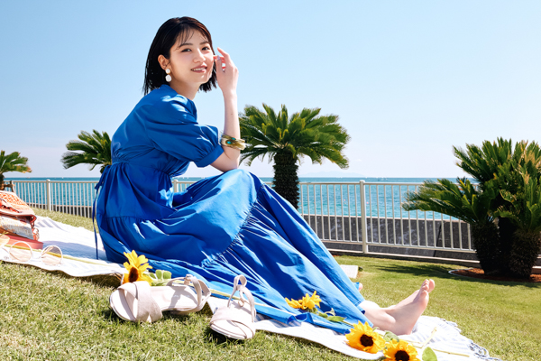 若月佑美、ブルーやグリーンのコーデを披露！Amazon Fashion夏のビジュアルモデルに起用