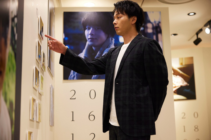 中村倫也が「童詩×蓑唄 写真展」に来場！展⽰スペースを満喫しフォトスポットで記念撮影も