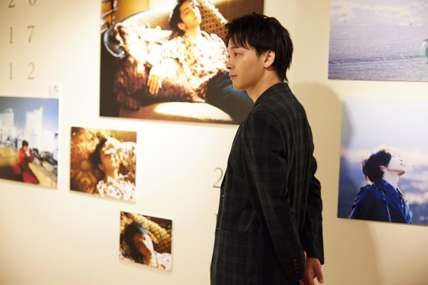 中村倫也が「童詩×蓑唄 写真展」に来場！展⽰スペースを満喫しフォトスポットで記念撮影も