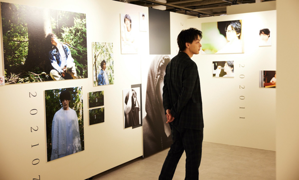 中村倫也が「童詩×蓑唄 写真展」に来場！展⽰スペースを満喫しフォトスポットで記念撮影も