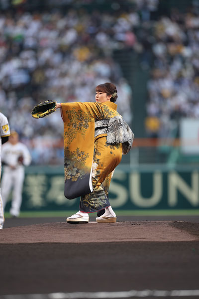 丘みどり、阪神カラーの着物で始球式に登場！「足が開く着付けにしてもらった」
