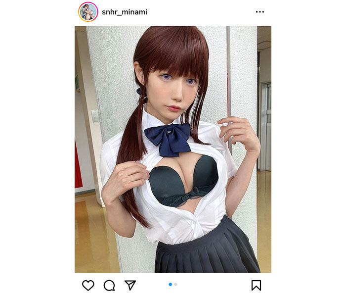 コスプレイヤー・篠原みなみ、制服シャツから下着越しバストを大胆披露