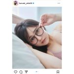 AKB48・鈴木くるみ、メガネ越しのまっすぐな眼差しにドキッ！寝そべり水着ショット公開