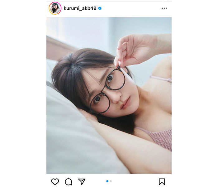 AKB48・鈴木くるみ、メガネ越しのまっすぐな眼差しにドキッ！寝そべり水着ショット公開
