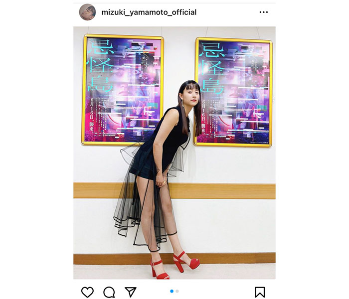 山本美月、超ミニの黒シースルー衣装で美脚全開！