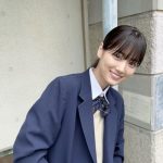 乃木坂46・山下美月、制服×ポニーテールでピースサイン！
