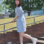 【動画】坂巻有紗が水色ワンピから美脚アピール！映画『スパイスより愛を込めて。』のみどころを語る