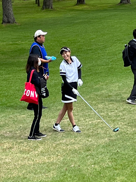 新井美穂、ミニスカゴルフウェアで関東女子倶楽部対抗でのラウンドを振り返る！ 「次回は上位を狙えるよう一人一人が切磋琢磨したい」