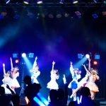【写真特集】dela、セーラー風衣装と爽やかなパフォーマンスで会場を盛り上げる！