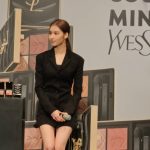 TWICE・SANA、ミニ丈衣装からスラリとのびた美脚を披露!ダイヤモンドのようなキラキラアイシャドウをまとって登場!