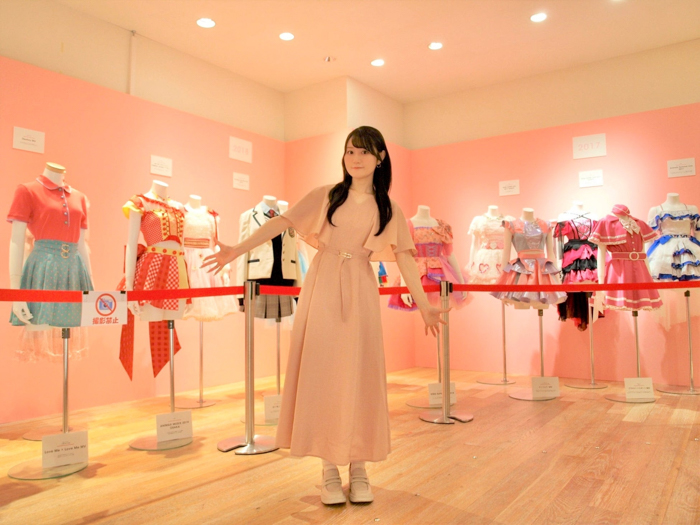 小倉唯、アーティストデビュー10周年記念衣装展「ゆいくろーぜっと」大好評開催中！23日からは10周年記念ライブ衣装も追加展示！