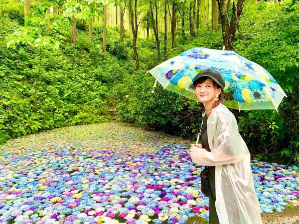 小松彩夏、色とりどりの紫陽花浮かぶ美しい池との笑顔SHOTにファンから「紫陽花キレイ」「岩手は綺麗なところがいっぱい」と反響も
