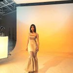 【アメブロ報告】のん、美腕際立つ異素材切り替えデザインの大人っぽいマーメイドワンピ×アーマーリングを身に着けながら…ニッコリ笑顔！！