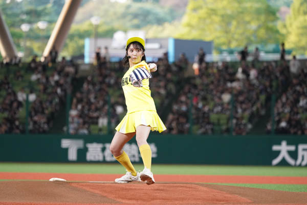 元ＳＫＥ・惣田紗莉渚が売り子衣装で始球式に登場!「点数をつけるなら８０点」