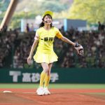 元ＳＫＥ・惣田紗莉渚が売り子衣装で始球式に登場!「点数をつけるなら８０点」
