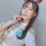 上坂すみれ、ウマ娘を意識したミニワンピースから覗く色白美脚にファン大熱狂!「可愛すぎてしんどい」とファンから歓喜の声