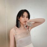 【アメブロ報告】のん、美腕際立つ異素材切り替えデザインの大人っぽいマーメイドワンピ×アーマーリングを身に着けながら…ニッコリ笑顔！！