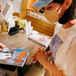 のん、"のん"とのアートな3ショット「のんのアートブック写真展を開催してくれています！」ファンから「夏だって感じで、めっちゃ良く似合ってる」「のんちゃんの着こなしがオシャレすぎます」の声