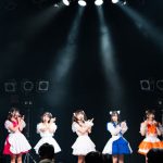 【写真特集】dela、セーラー風衣装と爽やかなパフォーマンスで会場を盛り上げる！