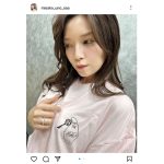 宇野実彩子、美脚スラリな生誕Tシャツコーデ公開！「ビジュやばぁぁ」「可愛いどタイプだってばよ！」とファン歓喜