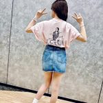 宇野実彩子、美脚スラリな生誕Tシャツコーデ公開！「ビジュやばぁぁ」「可愛いどタイプだってばよ！」とファン歓喜