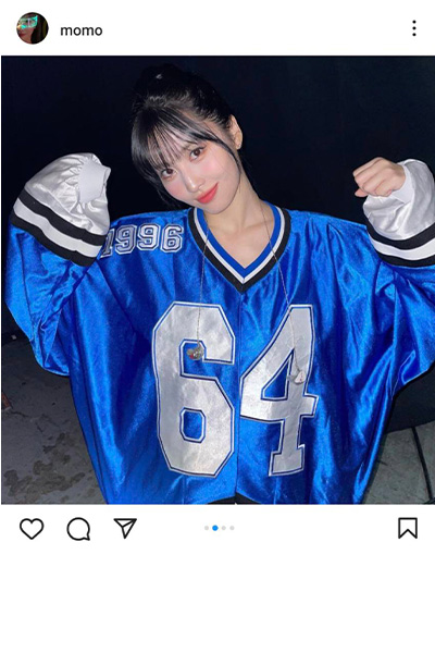 TWICE・MOMO、アメフト風衣装で美脚スラリ「脚綺麗すぎる」「you are so beautiful!」とファン歓喜