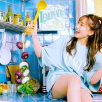 斉藤朱夏、お家でミュージカルを繰り広げるキュートな新曲「愛してしまえば」のMVを公開