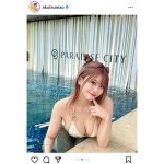 阿久津真央、たわわなバストを揺らしプールでリラックス