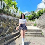 小山璃奈、ミニスカートからヘルシーな太ももチラリ！