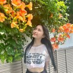 小山璃奈、ミニスカートからヘルシーな太ももチラリ！