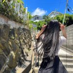 小山璃奈、ミニスカートからヘルシーな太ももチラリ！